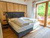 Schlafzimmer mit Doppelbett in den Ferienwohnungen