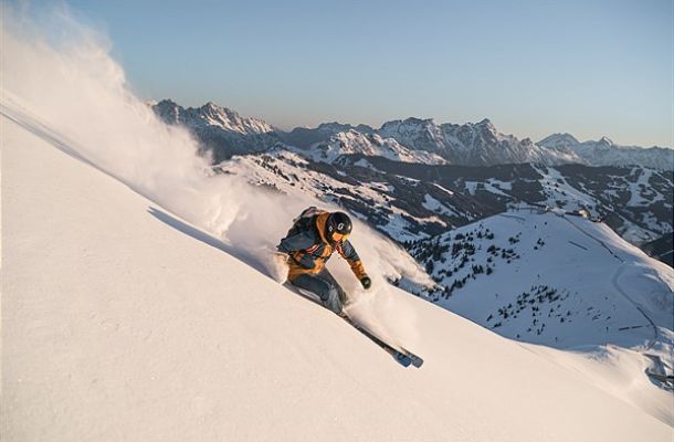 Skifahrer auf Tiefschneehang in Hinterglemm